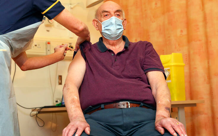 Ένας 82χρονος ο πρώτος που έλαβε το εμβόλιο της AstraZeneca στη Βρετανία