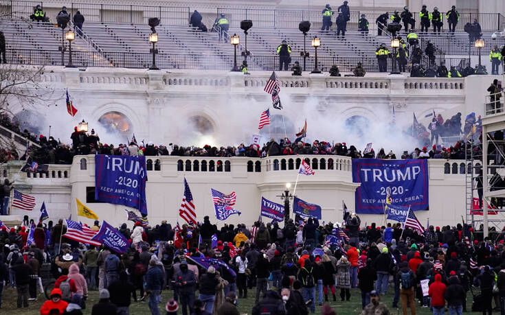 Παγκόσμιο σοκ! Οι πρωτοφανείς σκηνές στο Καπιτώλιο μέσα από τον φωτογραφικό φακό 26