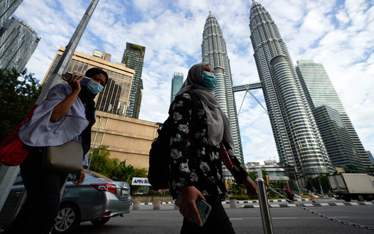 Καλυτερεύει η εικόνα της πανδημίας στη Μαλαισία όπου πλέον το 50% των ενηλίκων έχει εμβολιστεί πλήρως