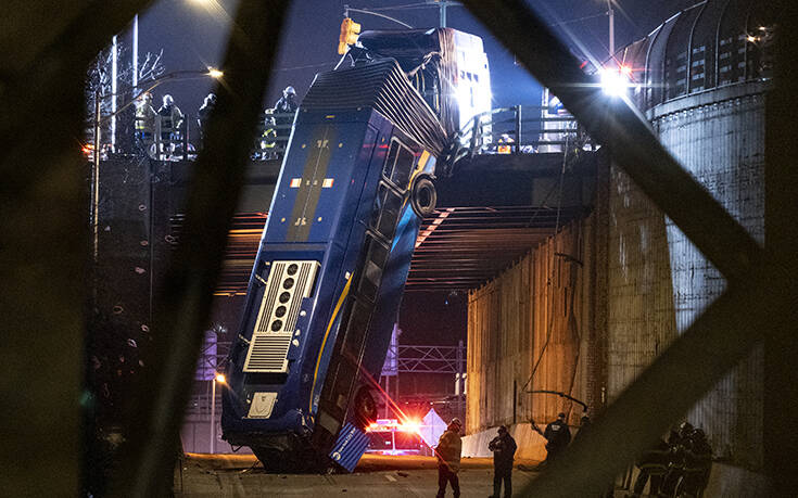 Απίστευτες εικόνες από τροχαίο με λεωφορείο: Κρεμάστηκε από γέφυρα, 8 άνθρωποι τραυματίστηκαν