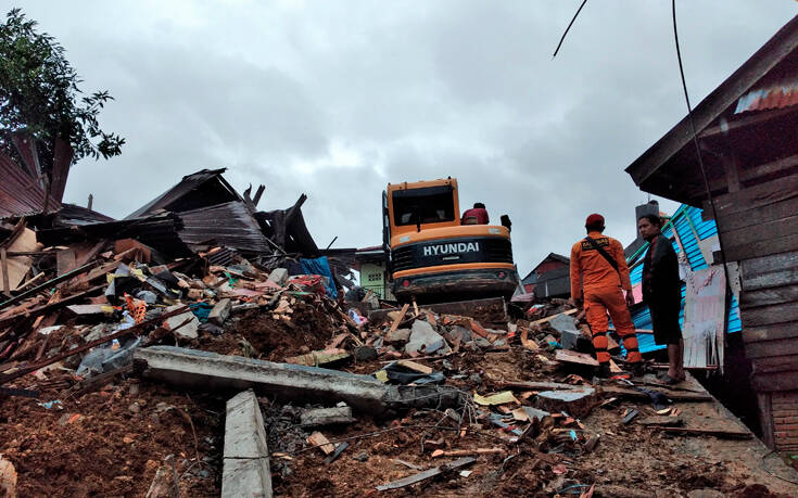 Μάχη με τον χρόνο για να βρεθούν επιζώντες στα συντρίμμια μετά τον σεισμό στην Ινδονησία