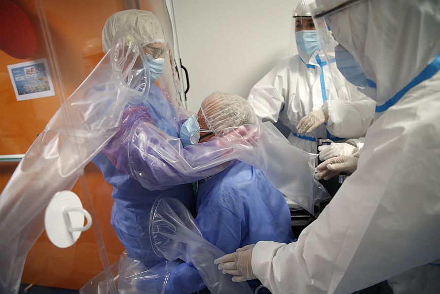 Ιταλία: 12.715 νέα κρούσματα και 421 θάνατοι το τελευταίο 24ωρο