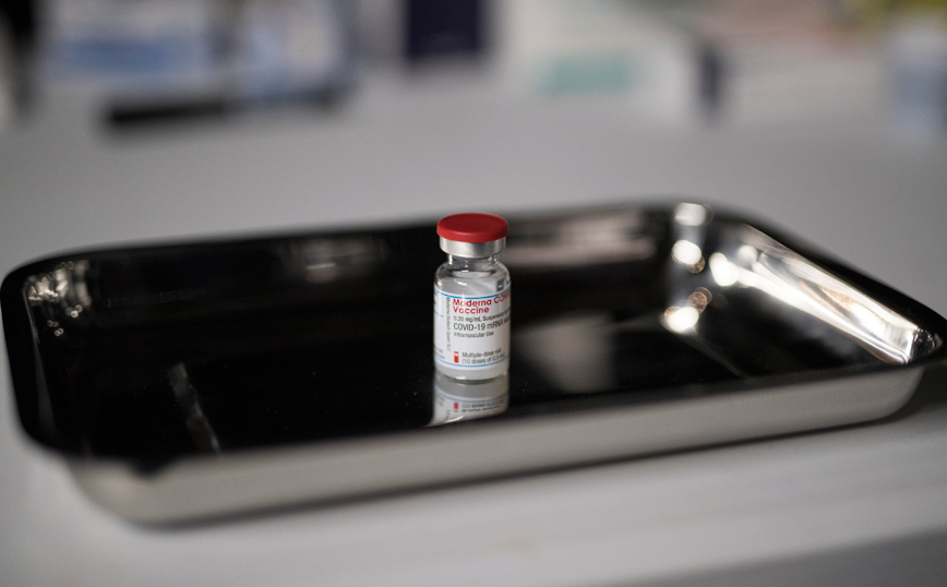 Το μοιραίο λάθος της καθαρίστριας που κατέστρεψε 2.000 δόσεις του εμβολίου για τον κορονοϊό