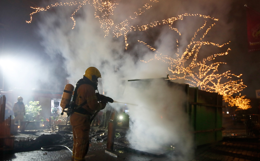 Ολλανδία: Ταραχές και πάνω από 150 συλλήψεις μετά την απαγόρευση της κυκλοφορίας τις νυχτερινές ώρες