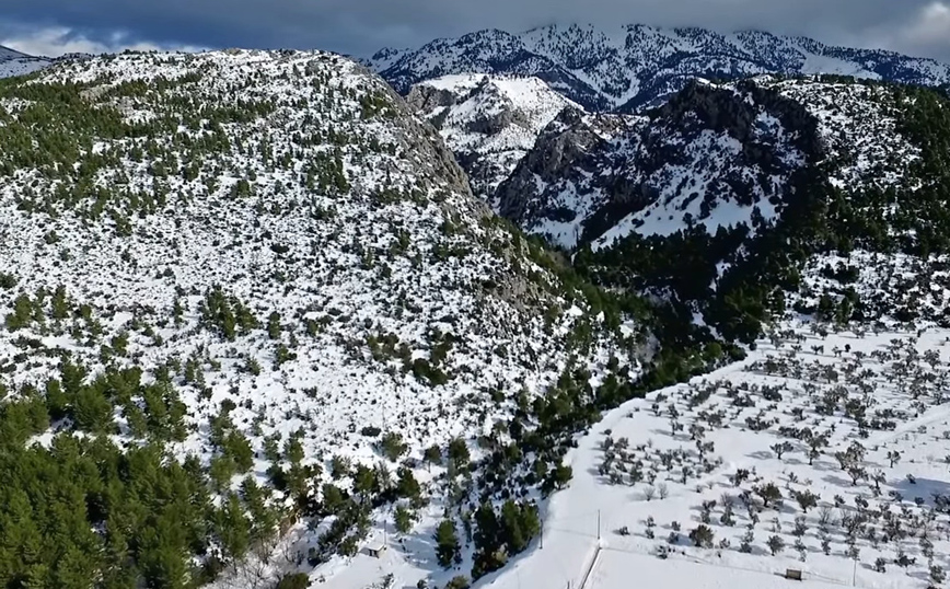 Η χιονισμένη Δίρφυς Ευβοίας από ψηλά