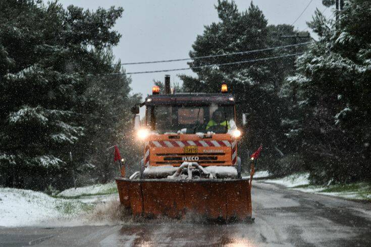 Χιόνια και στην Αττική: Κλειστοί δρόμοι σε Πάρνηθα, Πεντέλη και Υμηττό- Απαγορεύτηκε η κυκλοφορία φορτηγών στην εθνική οδό