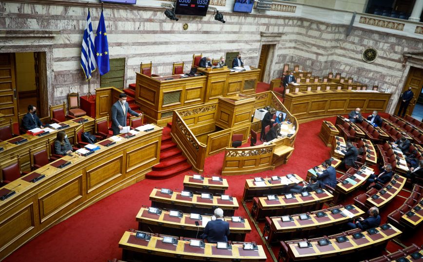 Βουλή: Καταδίκη για τον τραυματισμό των αστυνομικών αλλά και εκατέρωθεν αιχμές για το κλίμα των ημερών