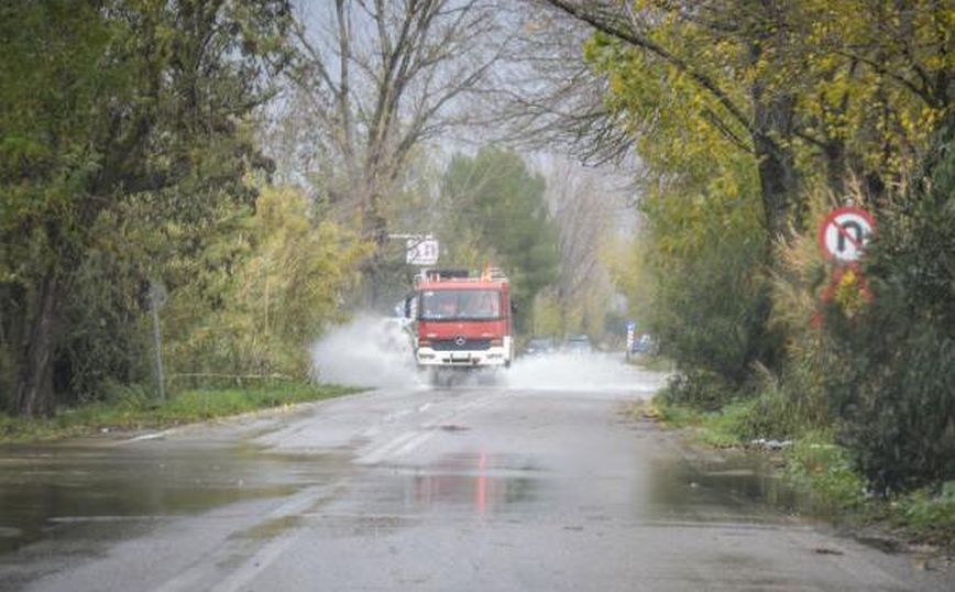 Σοβαρά προβλήματα στο εθνικό και επαρχιακό δίκτυο της Ηπείρου λόγω ισχυρών βροχών