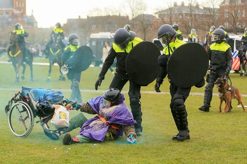 Ολλανδία: Βίαιες συγκρούσεις μεταξύ αστυνομικών και διαδηλωτών για την απαγόρευση κυκλοφορίας