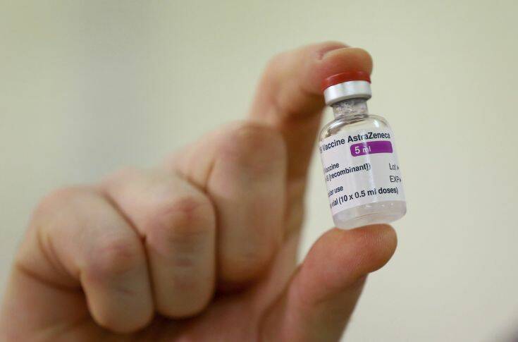 «Σφαγή» για τα εμβόλια κατά του κορονοϊού: Η ΕΕ ίσως στραφεί νομικά κατά της AstraZeneca