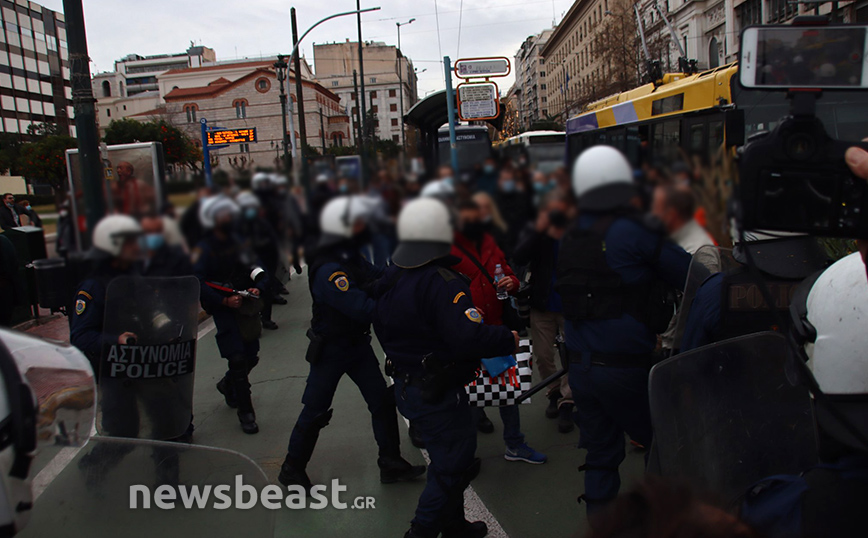 Μεγάλη ένταση στο κέντρο της Αθήνας σε συγκέντρωση για τον Κουφοντίνα: Ξύλο και κυνηγητό διαδηλωτών από την αστυνομία