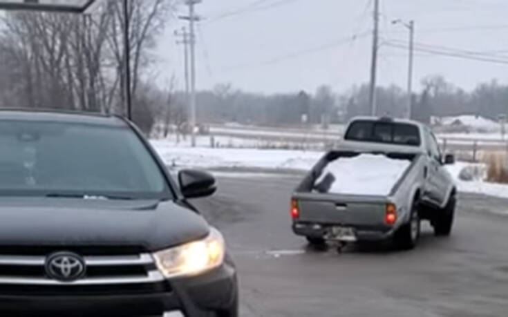 Φορτηγάκι&#8230; κομμένο στη μέση την κάνει τη δουλειά του