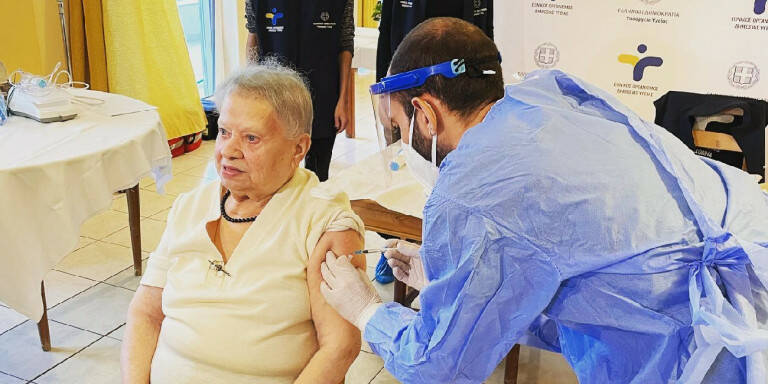 Μία 95χρονη η πρώτη που εμβολιάστηκε για τον κορονοϊό σε οίκο ευγηρίας