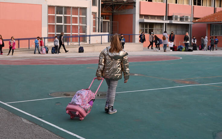 Χτύπησε το πρώτο κουδούνι σε δημοτικά και νηπιαγωγεία – Εικόνες από το άνοιγμα δύο μήνες μετά