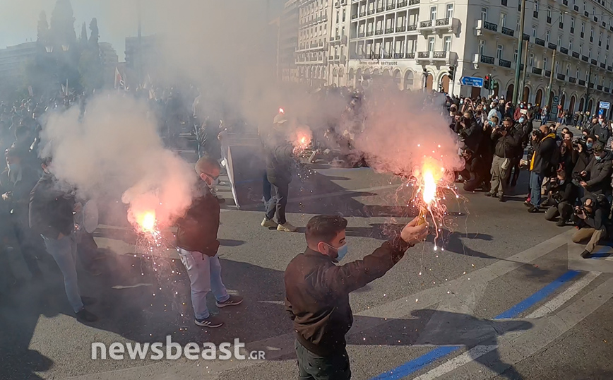 Εικόνες από το πανεκπαιδευτικό συλλαλητήριο: Άναψαν καπνογόνα οι φοιτητές