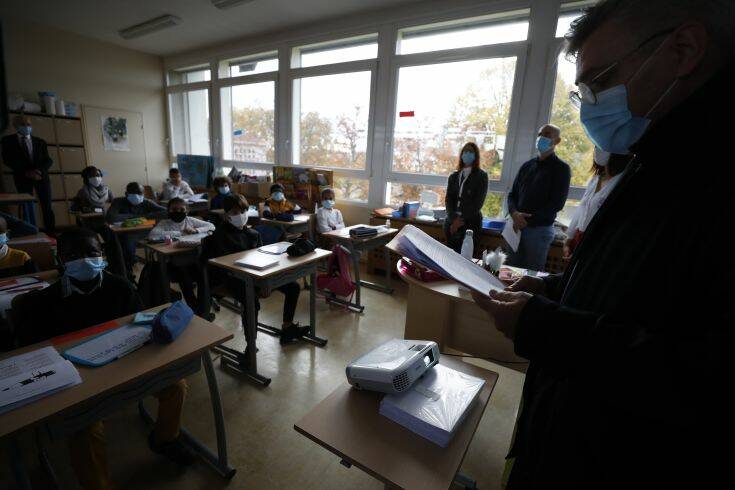 Η Γαλλία δεν κλείνει τα σχολεία αλλά λαμβάνει νέα περιοριστικά μέτρα