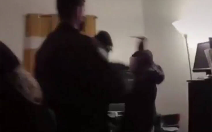 Ανατριχιαστικό βίντεο: O αστυνομικός πήγε να τη βοηθήσει κι εκείνη τον μαχαίρωσε στον λαιμό