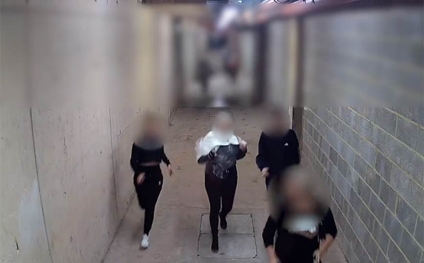 Πανικός σε κέντρο αισθητικής: Πελάτες τρέχουν με πετσέτες στο κεφάλι μετά την έφοδο της αστυνομίας