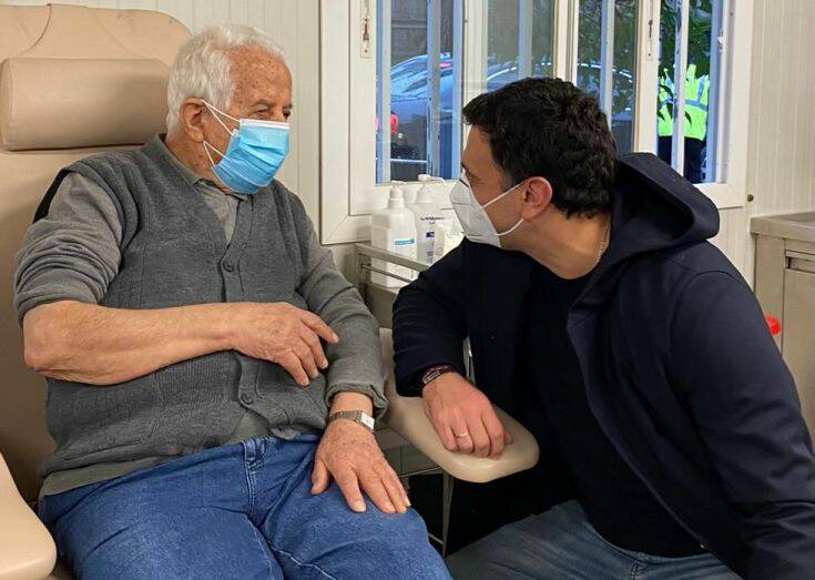 Εμβολιάζονται οι ηλικιωμένοι άνω των 85: Στο νοσοκομείο ΕΛΠΙΣ ο Βασίλης Κικίλιας