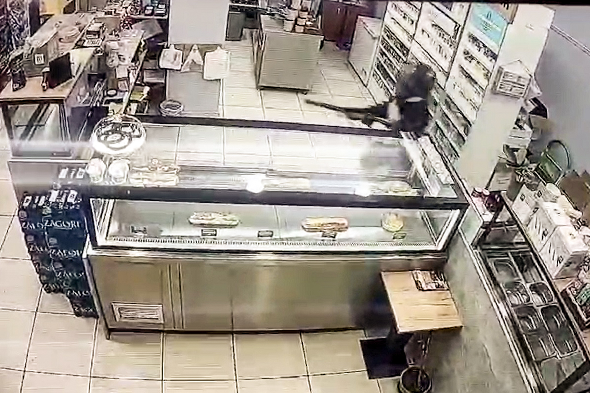 Σοκαριστικό βίντεο από το χτύπημα των ληστών με την καραμπίνα σε κατάστημα ψιλικών στον Εύοσμο