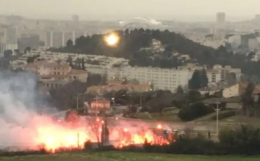 Δεκάδες φωτοβολίδες από τους οπαδούς της Μαρσέιγ στο προπονητικό κέντρο της ομάδας