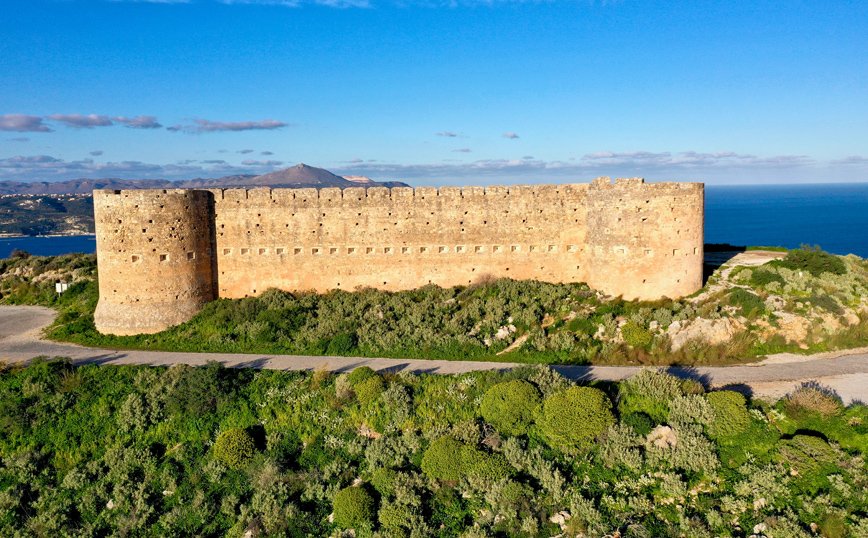 Το εντυπωσιακό φρούριο δίπλα στο χωριό – φάντασμα της Κρήτης και η ιστορία του