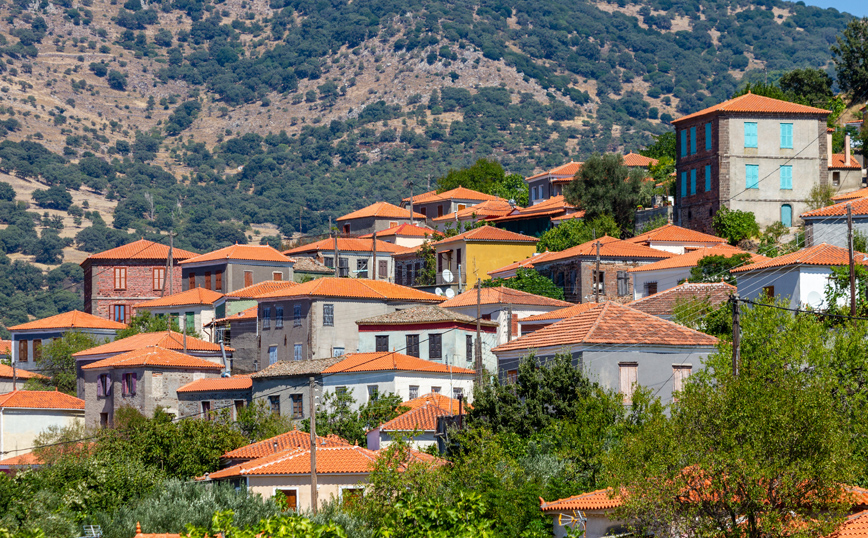 Το ορεινό χωριό της Λέσβου χτισμένο μέσα σε ηφαιστειακό κρατήρα