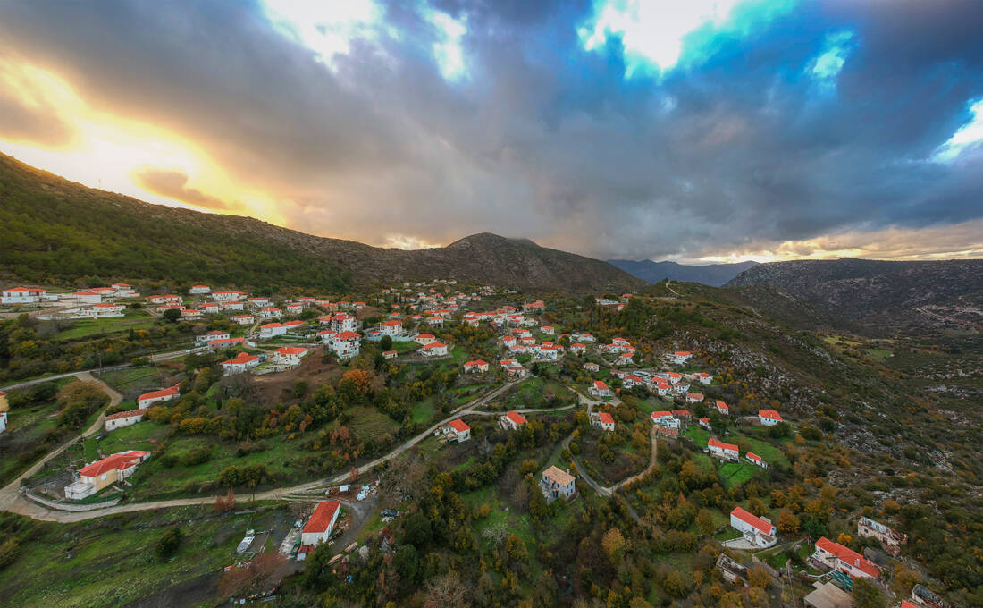 Το χωριό που «κρέμεται» στα βουνά της Λακωνίας