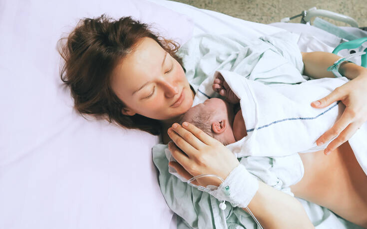 Τι είναι η «doula» και γιατί όλο και περισσότερες μητέρες σε ΗΠΑ, Καναδά και Ευρώπη προσλαμβάνουν μία