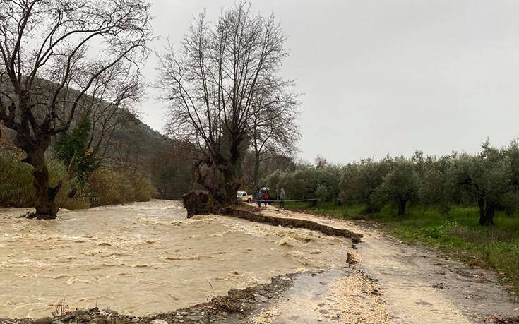 Κακοκαιρία: Κατολισθήσεις και πλημμύρες από την έντονη βροχόπτωση σε χωριό στην Άρτα