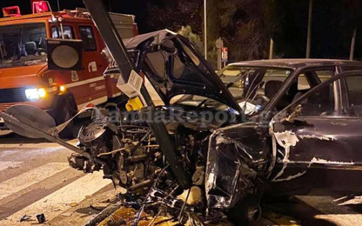 Σοκαριστικό τροχαίο στη Μακρακώμη: Αυτοκίνητο καρφώθηκε σε φανάρι &#8211; Δύο τραυματίες