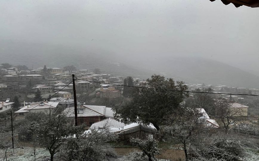 Κακοκαιρία Μήδεια: Προβλήματα από το χιόνι,  χωρίς ρεύμα οι Σποράδες, μάχη για να μείνουν δρόμοι ανοιχτοί