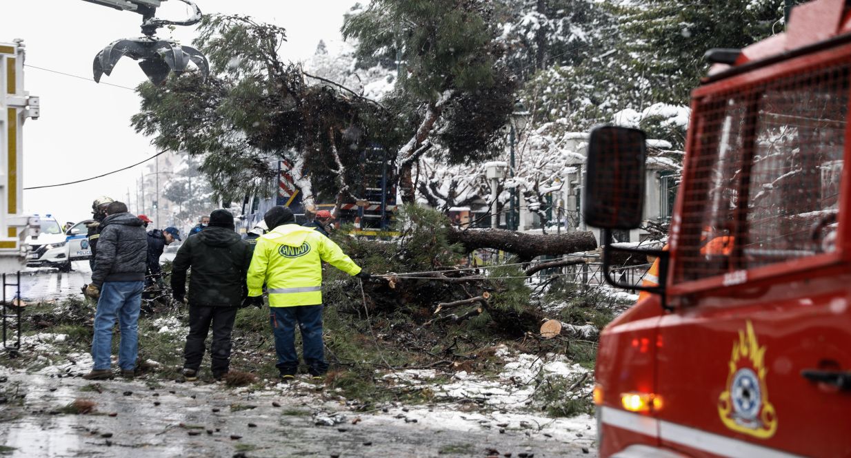 Η επόμενη μέρα του χιονιά στην Αττική: Ολικός παγετός, χωρίς ρεύμα και νερό χιλιάδες νοικοκυριά &#8211; Στη μάχη Στρατός, ΕΜΑΚ και ΔΕΔΔΗΕ