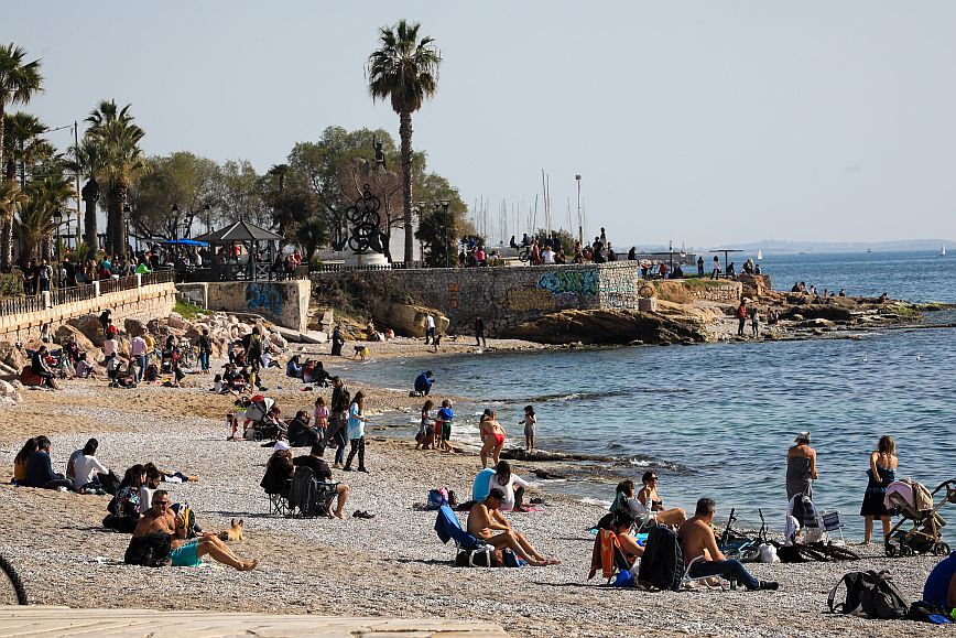 Γέμισαν οι παραλίες του Φλοίσβου και του Αλίμου &#8211; Οι Αθηναίοι εκμεταλλεύθηκαν τον καλό καιρό
