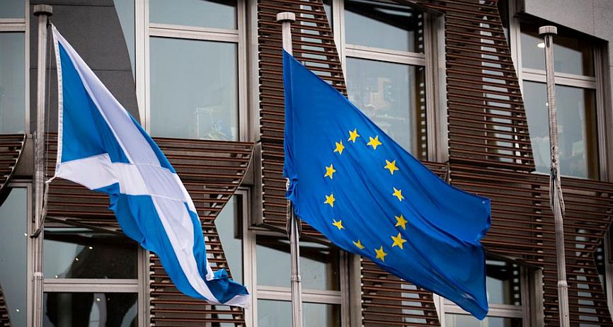 H Σκωτία υποστέλλει τη βρετανική σημαία από δημόσια κτήρια, αφήνοντας όμως την ευρωπαϊκή