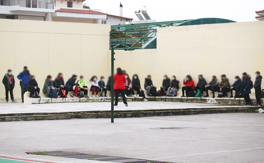 Σχολεία: Τηλεκπαίδευση το πρωί για Γυμνάσια και Λύκεια, μεσημέρι τα δημοτικά και τα νηπιαγωγεία