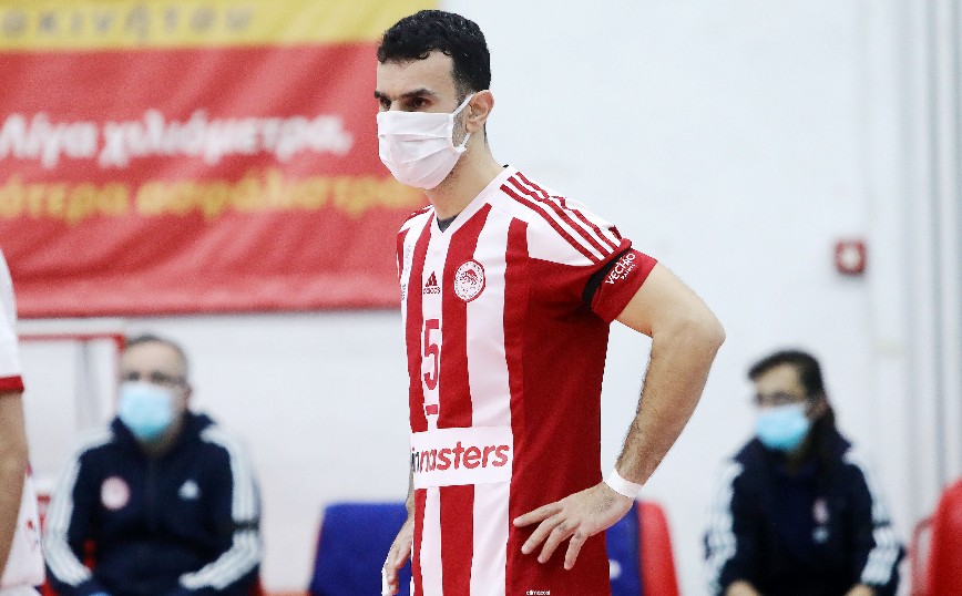 Παίκτης του Ολυμπιακού έπαιξε φορώντας μάσκα για τον κορονοϊό