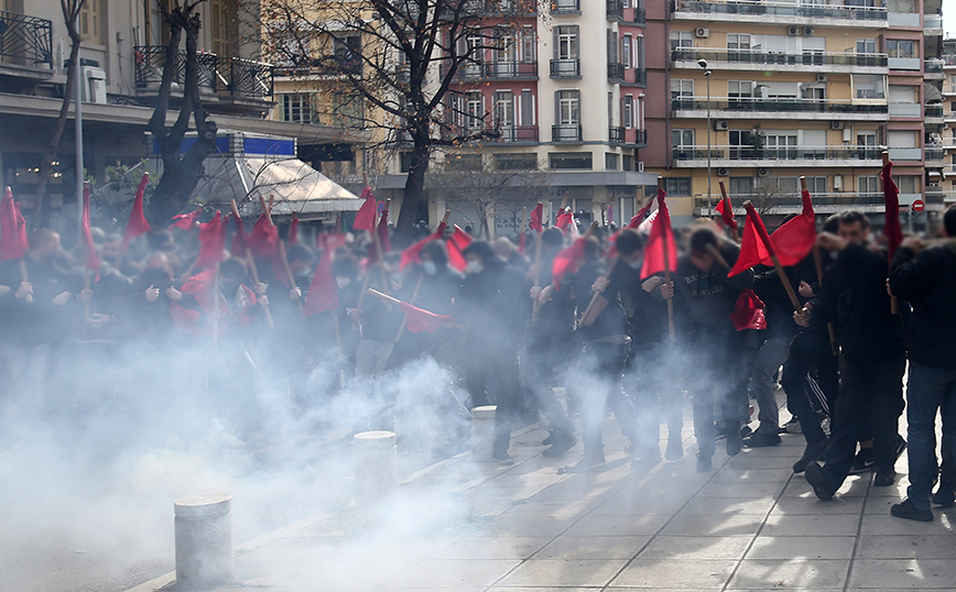 Θεσσαλονίκη: Ένταση και μολότοφ στην πορεία κατά του νομοσχεδίου για την Παιδεία