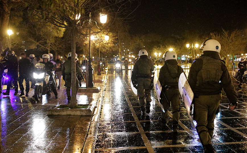 Επεισόδια τώρα στο κέντρο της Θεσσαλονίκης: Μολότοφ, πέτρες και ξύλα εναντίον της Αστυνομίας