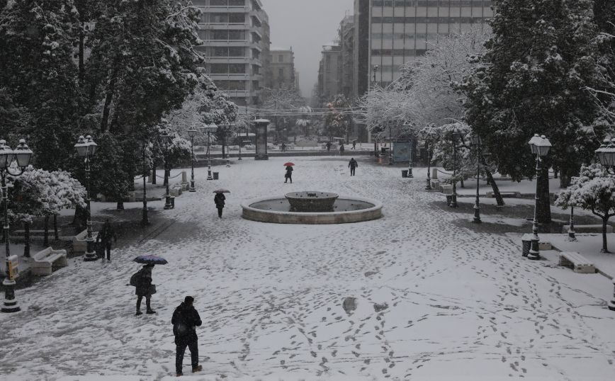 Κακοκαιρία Μήδεια: Σπάνια εικόνα στο Σύνταγμα, ντύθηκε στα λευκά το κέντρο