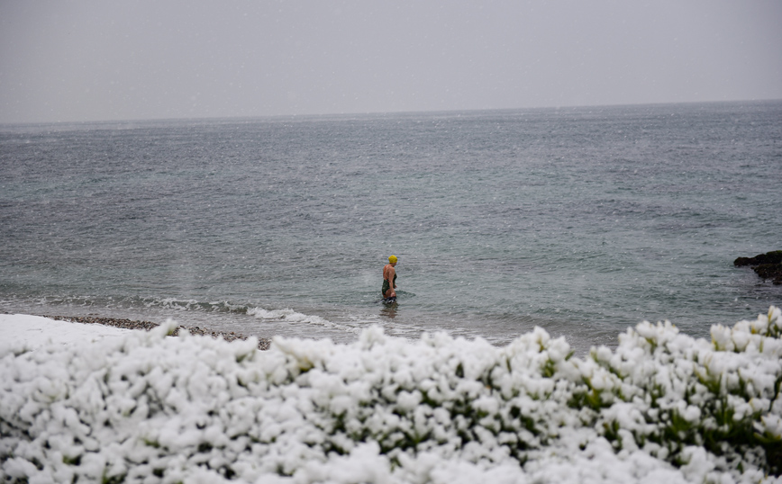 Κακοκαιρία Μήδεια: Το χιόνι δεν πτόησε τους χειμερινούς κολυμβητές