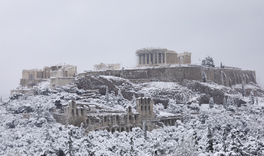 Η χιονισμένη Ακρόπολη από ψηλά: Εικόνες που μαγεύουν