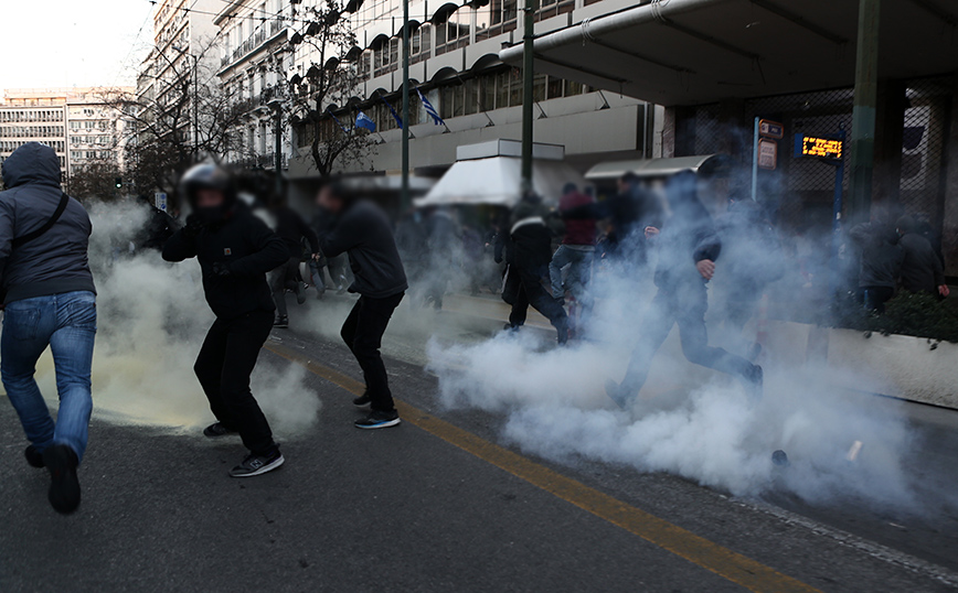 Εικόνες από την ένταση στο κέντρο της Αθήνας στην πορεία για τον Δημήτρη Κουφοντίνα: Χημικά και χρήση αύρας από την αστυνομία