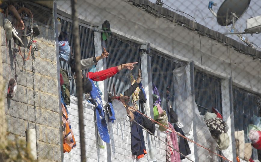 Πάνω από 60 κρατούμενοι σκοτώθηκαν σε εξεγέρσεις σε τρεις φυλακές του Ισημερινού