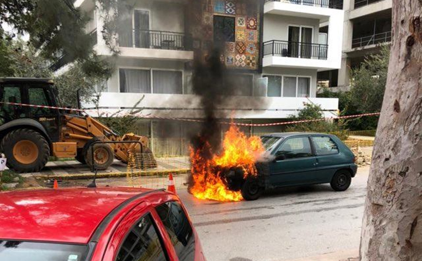 Στις φλόγες αυτοκίνητο στη Γλυφάδα: Γλίτωσαν από θαύμα μία ηλικιωμένη και ένα παιδί