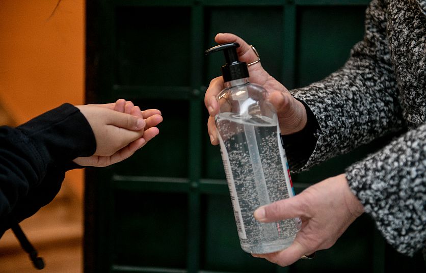 Σχολεία: Ανοιχτά από σήμερα Γυμνάσια και Λύκεια – Τηλεκπαίδευση στα Λύκεια της Αττικής και των «κόκκινων» περιοχών