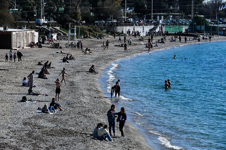 Στις παραλίες με σύμμαχο τον καλό καιρό οι Αθηναίοι