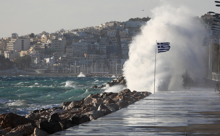 Καιρός: Καταιγίδες, άνεμοι μέχρι 9 μποφόρ και αισθητή πτώση της θερμοκρασίας