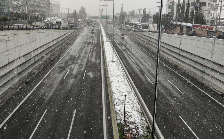 Κακοκαιρία Μήδεια: Αντιολισθητικές αλυσίδες στη λεωφόρο Κηφισίας, από το ύψος του &#8216;Αλσους Συγγρού