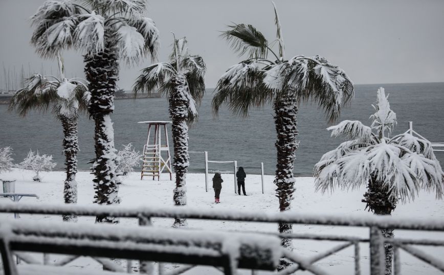 Κακοκαιρία Μήδεια: Εικόνες από τα χιόνια που έφτασαν στη θάλασσα